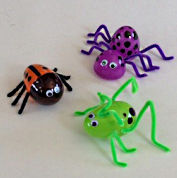 https://www.freekidscrafts.com/wp-content/uploads/2014/03/plastic-egg-bugs.png