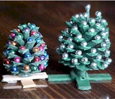 DIY Mini Pine Cone Christmas Trees