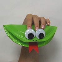 Paper Plate Frog Puppet